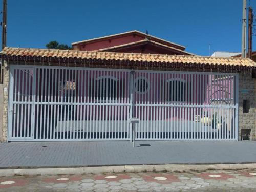 Parque Oasis Casa | Casa Rosa de Peruíbe - Casa de Temporada 3 dormitórios, 10 hóspedes, piscina, wi-fi, netflix, 800 metros da praia
