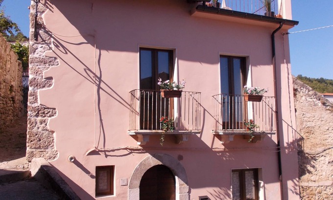 Bugnara Villa | Casa Rosa Casa independiente en el pueblo con terraza en la azotea, jardín, barbacoa y WiFi gratis