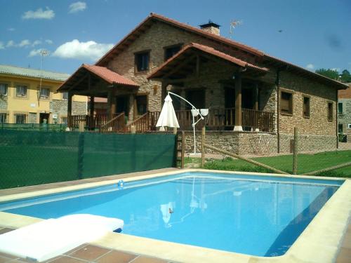 San Martin de Valdetuejar Apartamento | Casa rural casa lara piscina jardin Lara