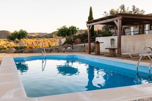 Taberno Casa | Casa Rural Alzabara con Piscina Privada