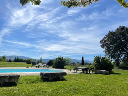 Quintanilla de los Adrianos Casa | casa rural de un artista en plena naturaleza piscina y parque de esculturas en villarcayo