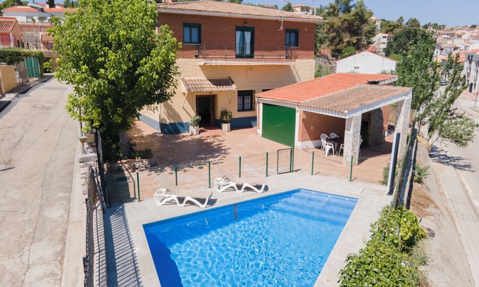 Valdelaguna Casa | Casa Rural El Aligustre en Valdelaguna con piscina y futbolín.