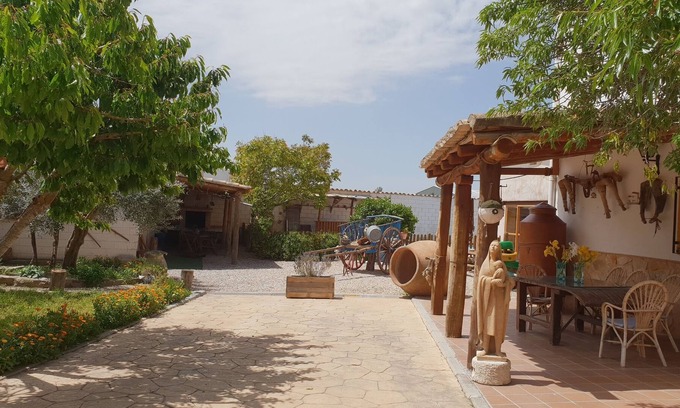 Rozalen del Monte Casa | Casa rural para 12 PAX con BBQ, PISCINA, SALA DE JUEGOS Y JARDÍN