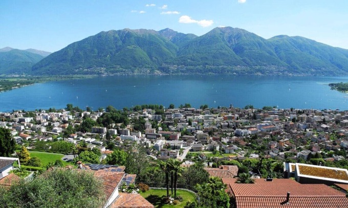 Brione sopra Minusio Apartamento | El hermoso apartamento de 3 dormitorios está ubicado en el piso superior de "Santa Barbara Hau
