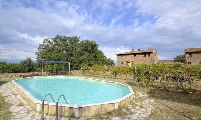Monteriggioni Casa | Casa Scoiattolo B: Un apartamento agradable y acogedor rodeado de prados y verdes colinas.