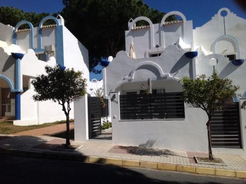 Urbanizacion Hacienda las Chapas Casa | Casa Soleada - Beautiful Villa, Best Corner by Pools, Resort Facilities,Full Kitchen, 3 Terraces, Internet
