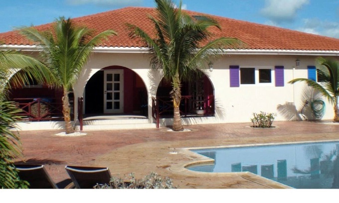 Sabana Liber Villa | La villa más colorida de Luxurios con piscina