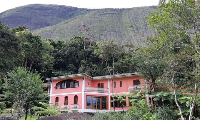 Araras Casa | Casa Tico tico das Araras surrounded by mountains in a forest reserve.