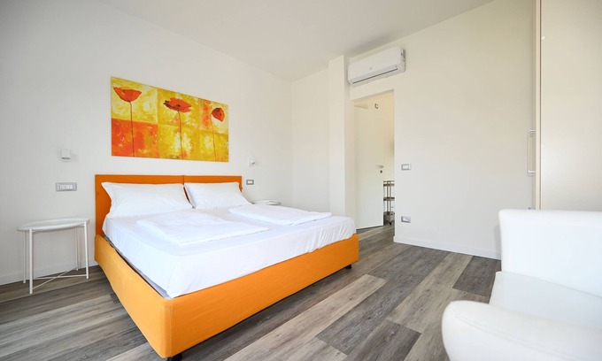 Malcesine Apartamento | CASA TONELLI YELLOW APARTMENT SECOND FLOOR MALCESINE LAKE GARDA