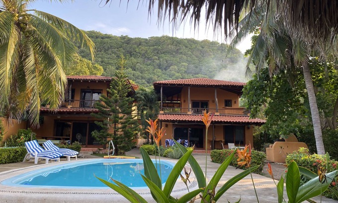 Zihuatanejo de Azueta Casa | Casa Tranquila - Villa de 2 pisos en Playa Troncones, México