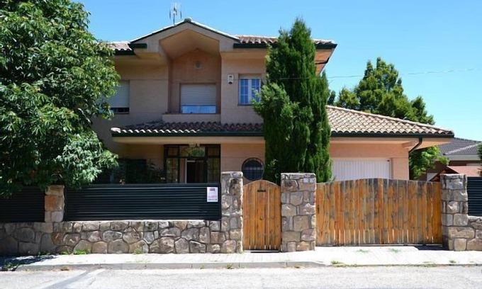 Becerril de la Sierra Cabaña | Casa completa El Trepador Azul con jardín privado y futbolín. Chalet individual