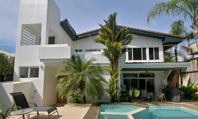 Playa Hermosa Condominio | Casa Tropical Oasis - Custom moderna junto a la playa Casa con piscina privada!