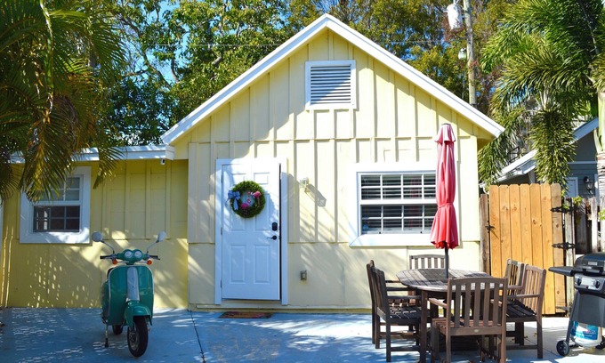 Grandview Heights Cabaña | Casa Tua: Charming Cottage House in Downtown West Palm Beach!