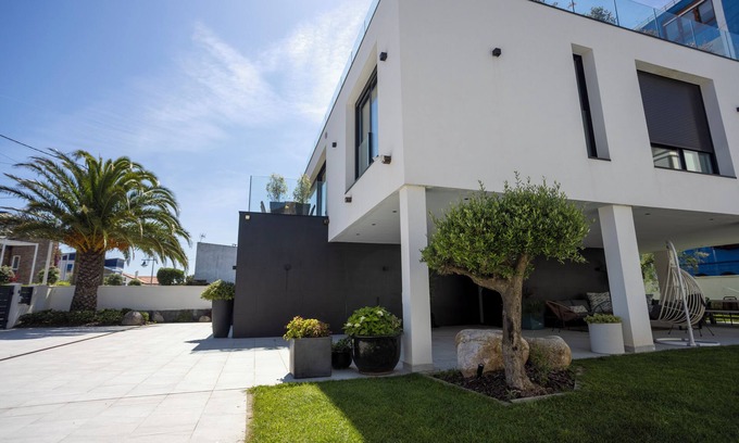 Suances Villa | Casa turquesa espectacular casa a pie de playa