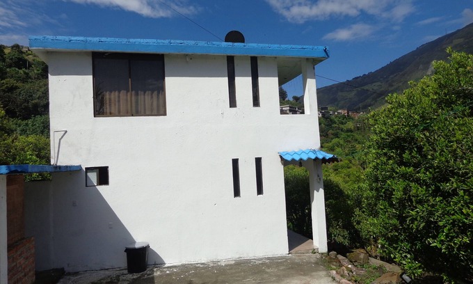 Lligua Casa | Casa Vacacional Baños white blue house