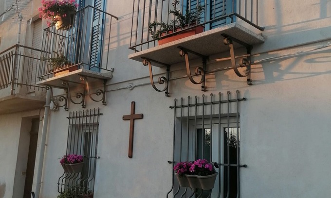 Villanova Strisaili Casa | "Casa Vacanze Bau Mela" con vista a la montaña y jardín compartido