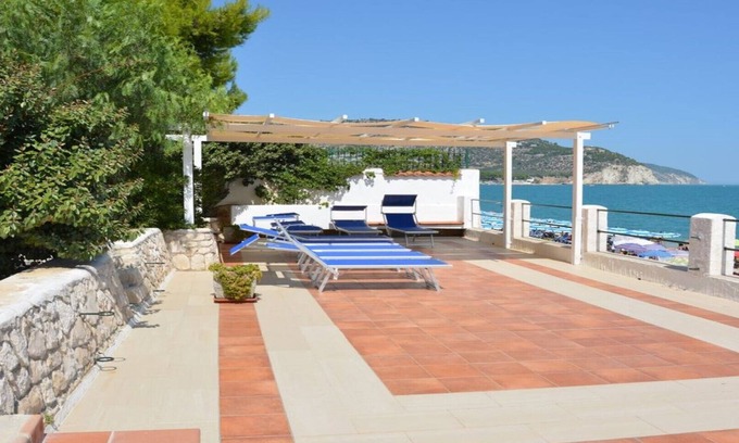 Mattinata Casa | La terraza con acceso directo a la playa.