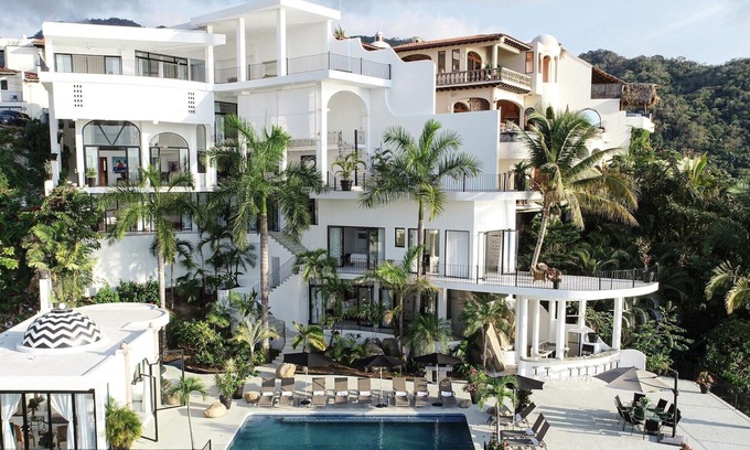 South Shore Hotel Area Villa | Vacaciones como una estrella de rock en Villa Casa Valerie, Puerto Vallarta, Mx. Capacidad para 18 personas.