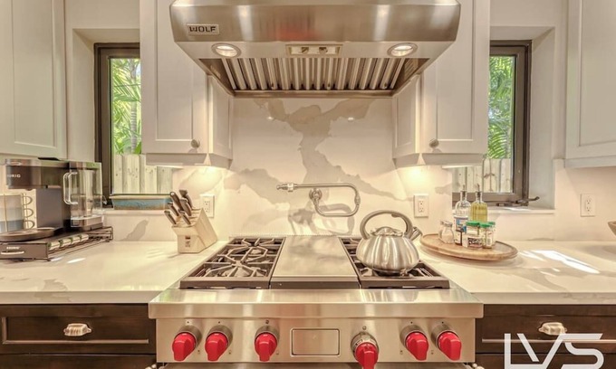 Downtown Fort Lauderdale Casa | CasaBella- LasOlas, Ride2Bch, HotTub, ChefKitchen