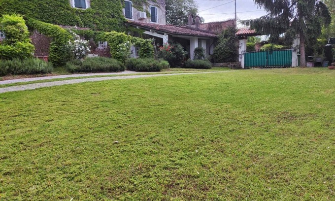 Volta Mantovana Casa | Casale di Charme is in the open countryside on Lake Garda