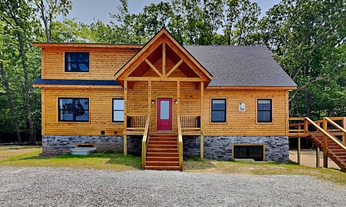 Waterfront Greens Casa | Casamigos | Newly Built Log Cabin + Private Hot Tub in Gated Community