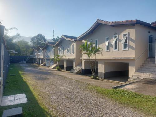 Maranduba Hotel | Casas em Condomínio próximo da praia com 2 dormitórios, churrasqueira e 3 vagas de garagem