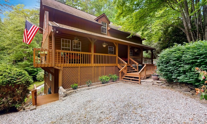 Cullowhee Cabina | Cashiers, Lake Glenville Highlands Retreat Waterfall, Fire Pit, AC, Dog-Friendly