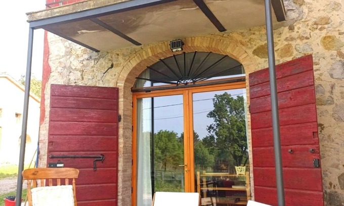 Castellina Marittima Apartamento | Casina Rossa, nestled in the Tuscan countryside