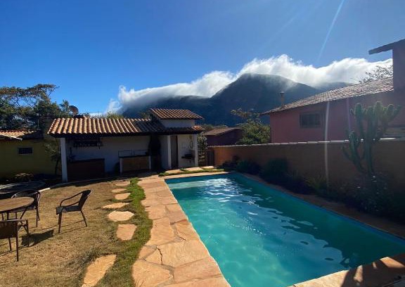 Lapinha da Serra Casa | CASINHAS DA LAPINHA- 3 Chalés em Lapinha da Serra com cozinha- LATE CHECK OUT- Piscina Compartilhada - Veja a cor do chalé que está locando nas fotos junto aos preços CHALÉS AMARELO, AZUL E LARANJA