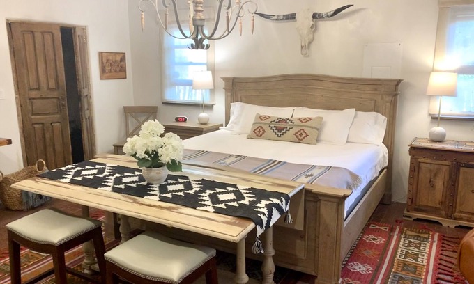 Historic Eastside Casa | Luxe Casita Joya del Este en el primer e histórico Eastside