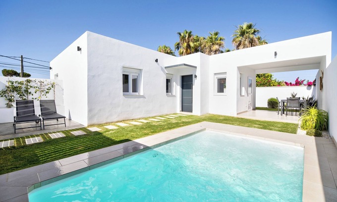 Chiclana de la Frontera Casa | Casita Meraki 3 con piscina interior climatizada, jardín, terraza y Wi-Fi