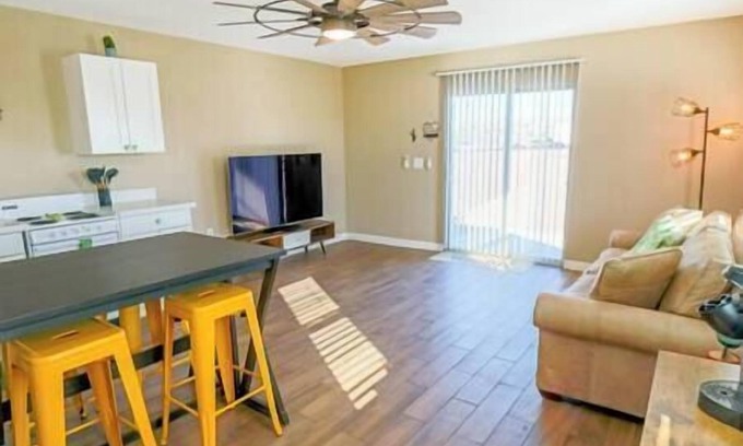 Surprise Casa | Casita on the Ranch with Pool and hot tub!