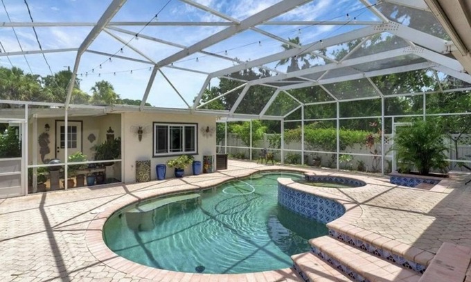 Old Southeast Apartamento | Casita steps from beautiful Tampa bay, relaxing pool, kayaks, bikes, beach gear