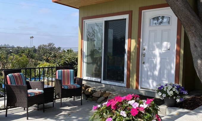 Vista Cabaña | Casita w/Mountain Views, kitchenette, bathroom,queen bed, 20 min to the beach