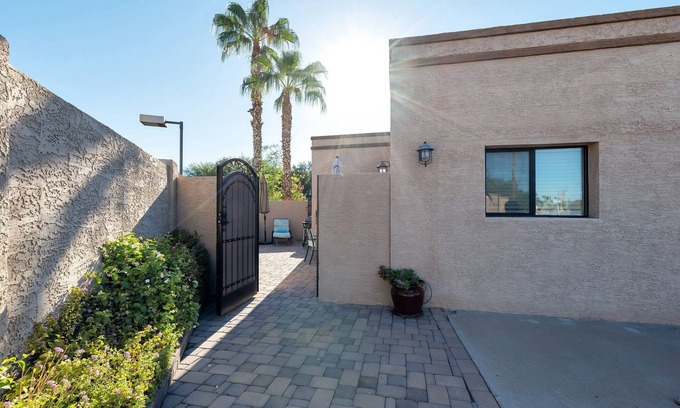 Cactus Glen Casa | Casita con entrada privada y patio con locales y estacionamiento en la calle.