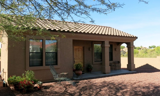 Saddle Ridge West Casa | Casita con paredes de Santa Fe y puertas de privacidad
