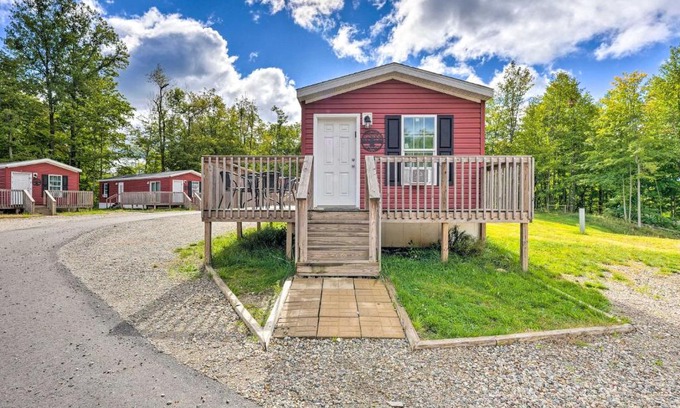Cassopolis Casa | Cassopolis Cabin with Lake and Fishing Access!