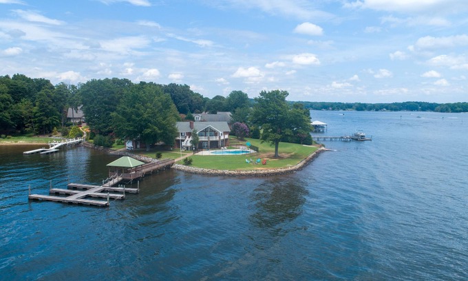 Terrell Casa | Castaway to Lake Norman! Open water views!