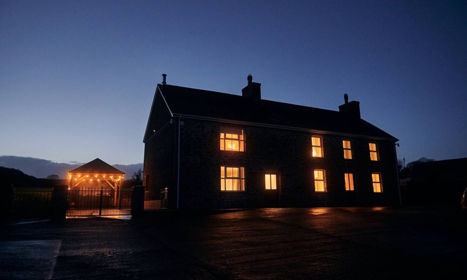 Banc-y-felin Cabaña | Castell Y Waun , Traditional Farmhouse With Hot Tub