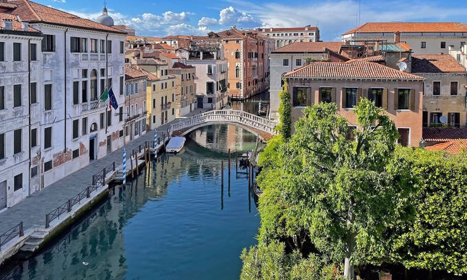 Castello Apartamento | Castello 2 Bedroom Apartment with Amazing Canal View