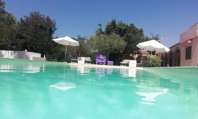 Castiadas Villa | Castiadas, típica villa privada sarda con piscina y jardín.