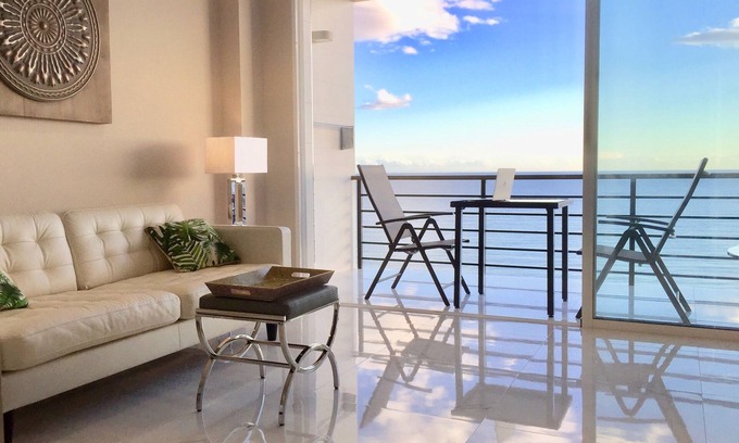 Carihuela Apartamento | Castillo Santa Clara Primera línea playa Carihuela. Wifi. TV satélite. Sur-Oeste