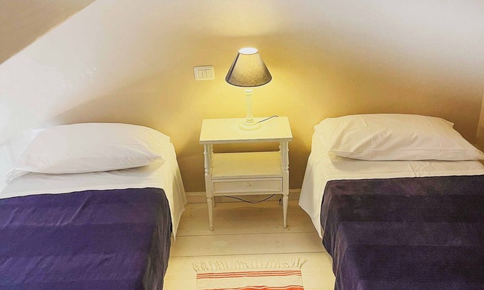 Torre de' Passeri Apartamento | "Castle" apartment with one double room and two single beds