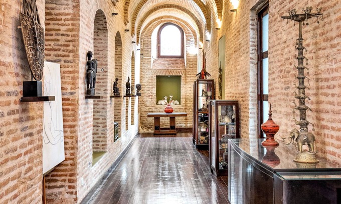 Tbilisi City Centre Otro | Castillo en el casco antiguo, sala de París