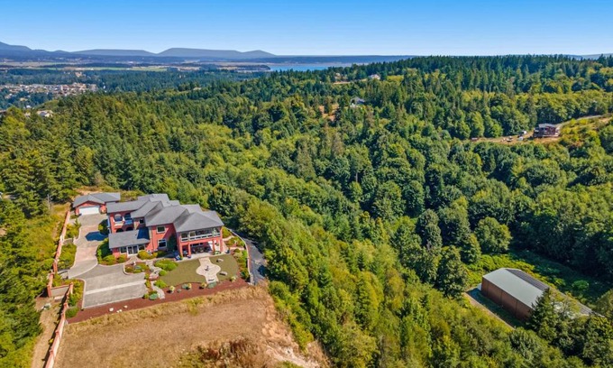 Camano Island Casa | Castle on the Hill