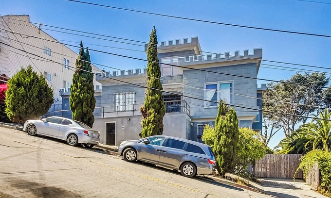 Silver Terrace Apartamento | Castle on the Hill with views and w/d