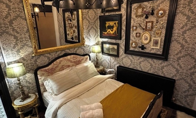 Phibsborough Cabina | Castle Room @ The Royal Lodge Dublin
