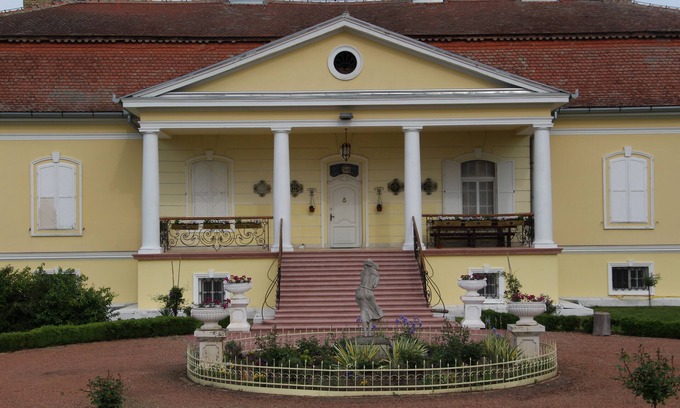 Becej Casa | Castle Schulhoff es un antiguo castillo increíble con un toque moderno.
