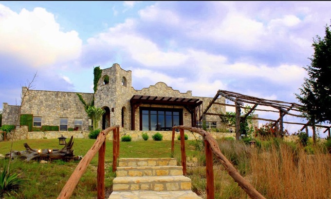 Fischer Casa | ¡MILLONES DE DATOS DE $! 50 acres privados, viñedos, olivos, lavanda y mascotas ¡Bienvenido!
