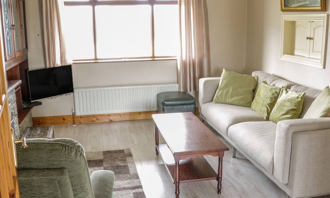 Carrowmoreknock Casa | CASTLE VIEW, family friendly in Oughterard, County Galway